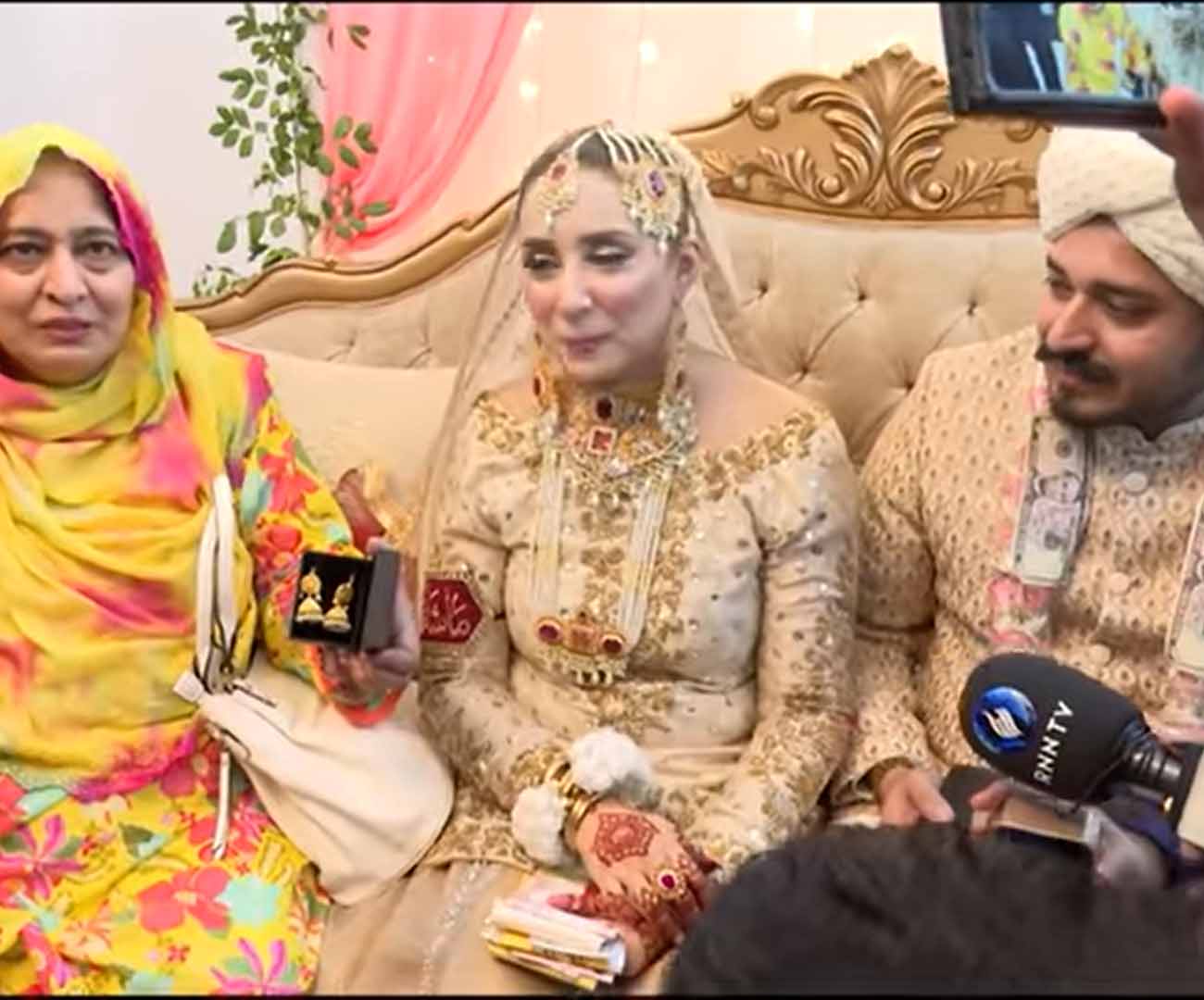 haris khokhar and dr nabiha gold gift